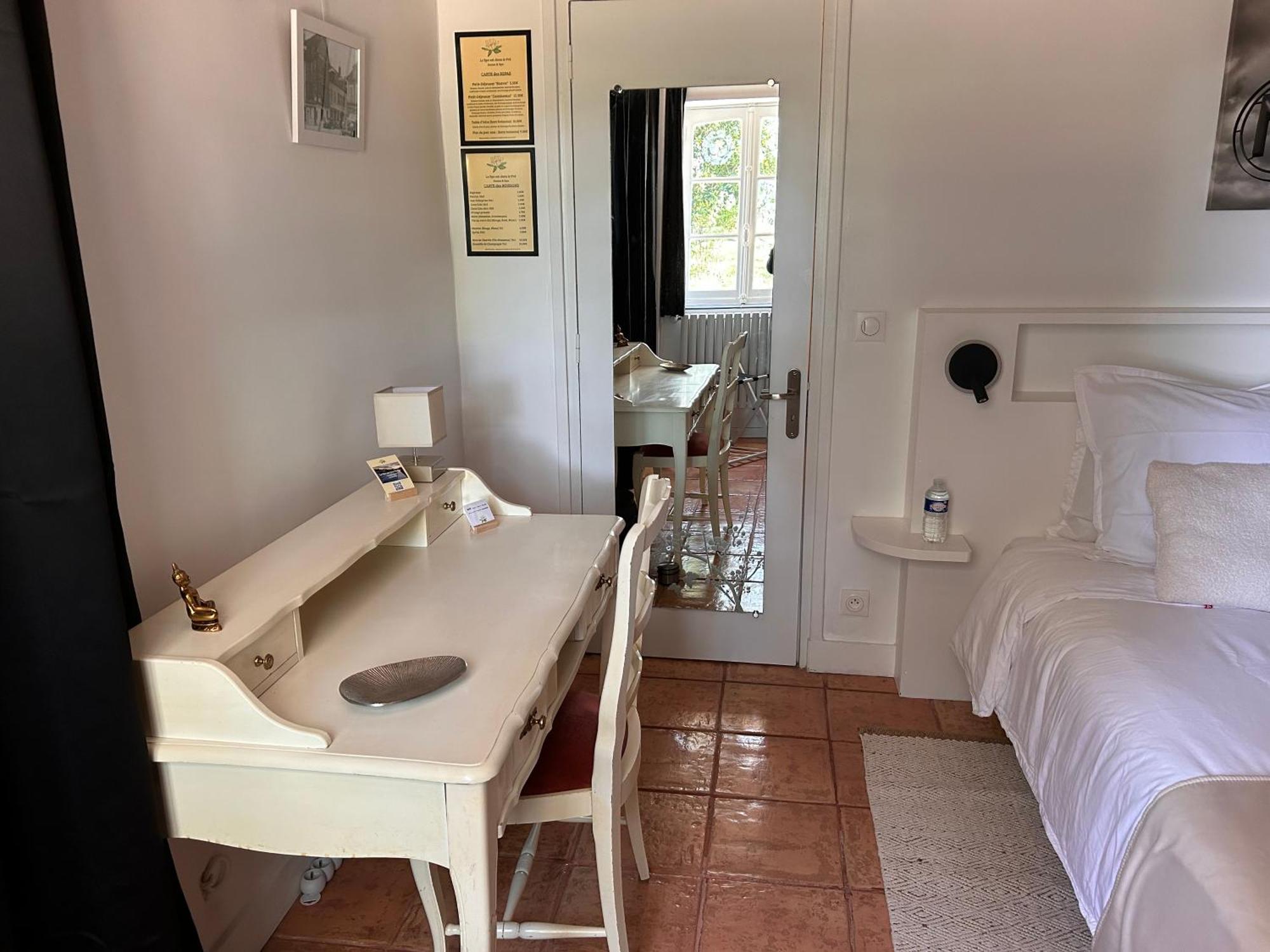 Le Spa Est Dans Le Pre Trigueres 外观 照片