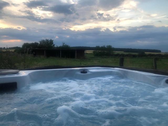 Le Spa Est Dans Le Pre Trigueres 外观 照片